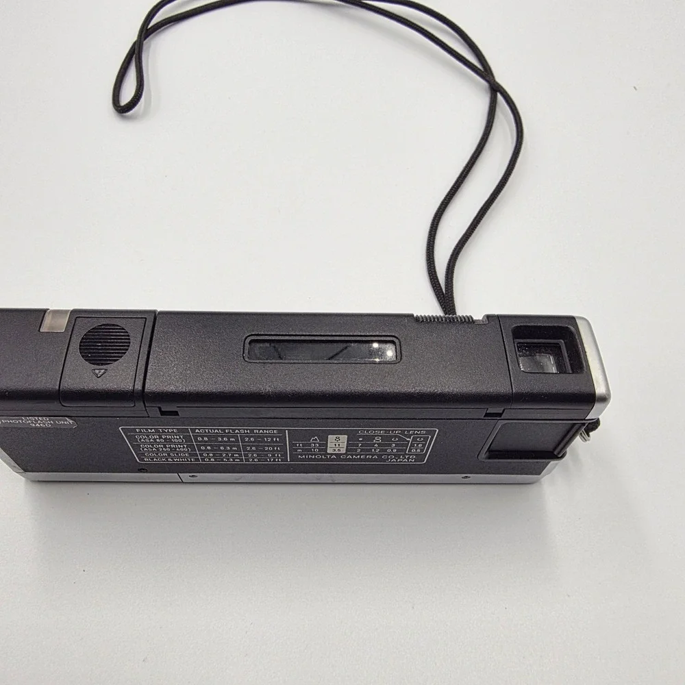 Minolta Autopak 450E Pocket Camera Vintage 110 Film Built-in Flash Black Silver
